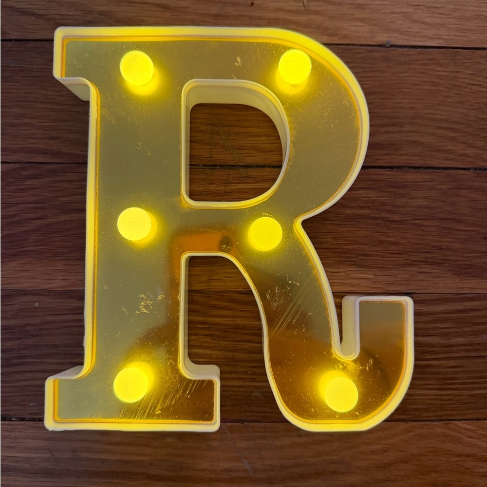 Source Unknown Illuminated Yellow Letter R Light